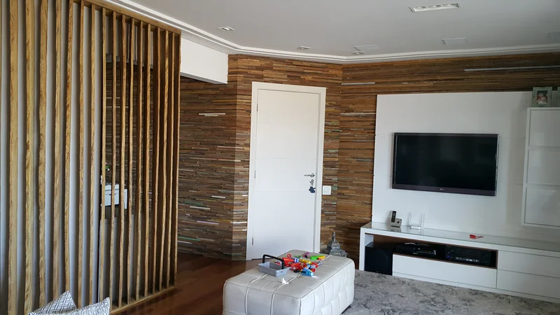 Condominio Prime Life -Sala com Madeira de Demolição: Aconchego e Personalidade